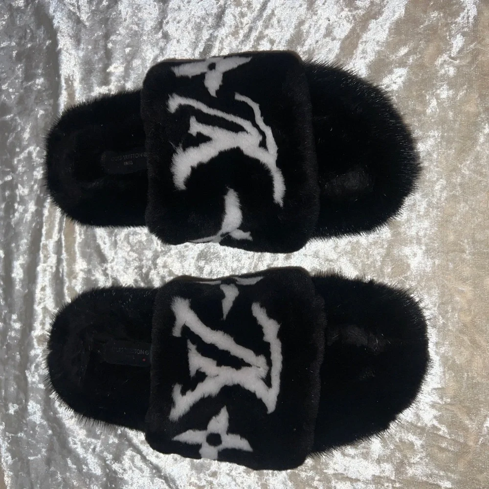 Louis Vuitton Mink Pool Pillow Comfort Mule black